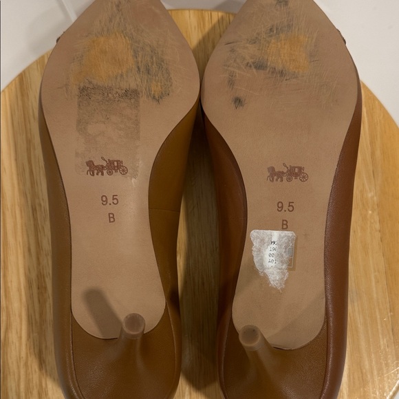 COACH LAURI POINTED-TOE-PUMPS 9.5 Tan Horse-Bit Signature turnlock hardware. - Picture 5 of 11